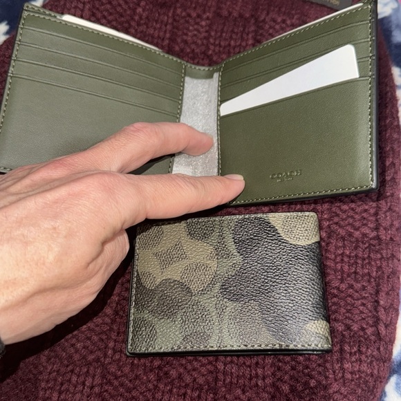 Men’s Or Women’s Coach Tri-fold wallet with Smaller ID/Passport holder inside! - Picture 11 of 17